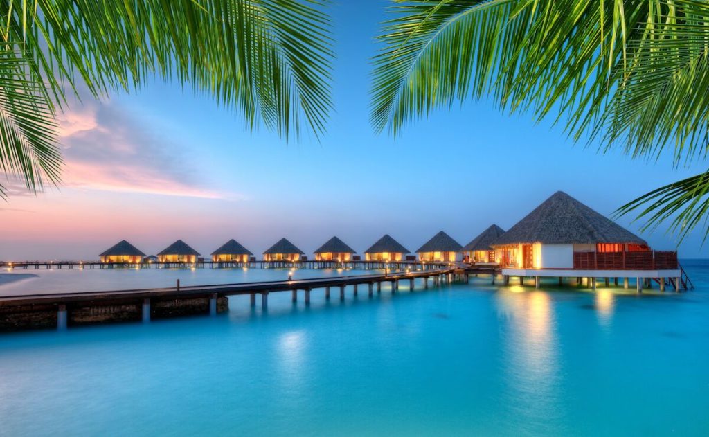 bungalows-sunset-island-hopping-in-the-maldives-650021317-1200×740