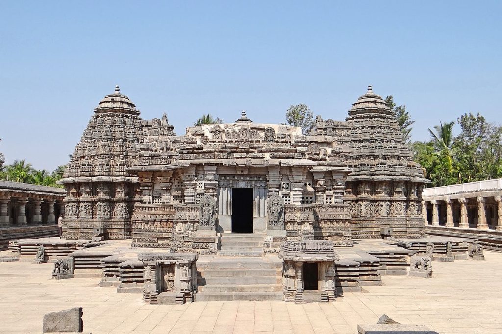 1200px-Le_temple_de_Chennakesava_(Somanathapura,_Inde)_(14465165685)