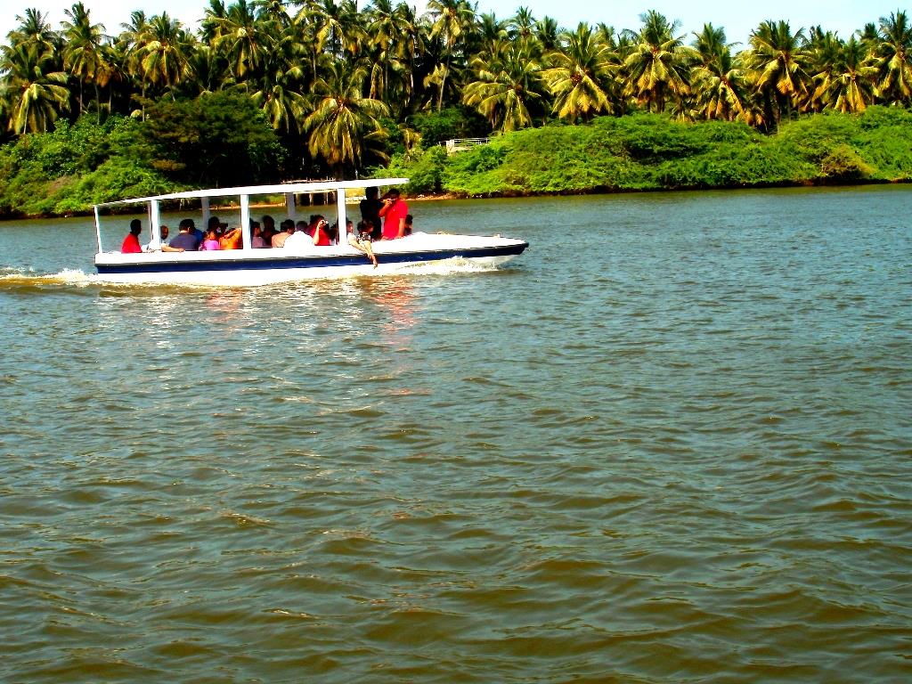 Boating-on-chunnambar-backwaters