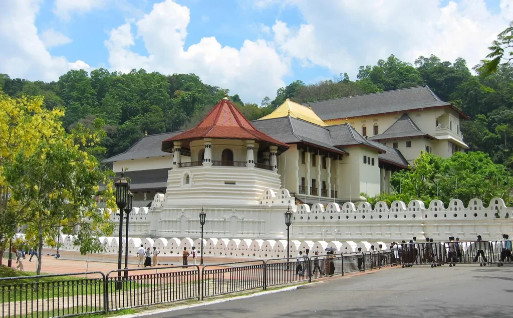 Dalada-Maligava-tooth-Buddha-Sri-Lanka-Kandy