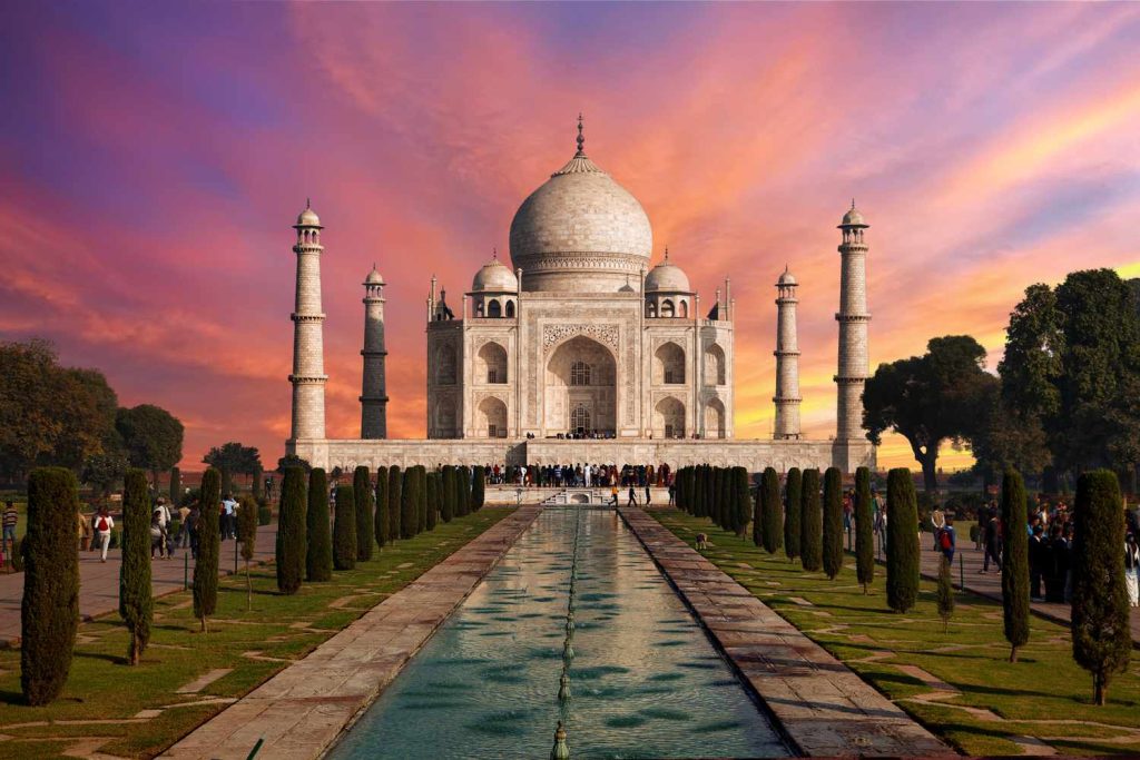 sunrise-at-taj-mahal–agra–uttar-pradash–india-583682538-5b91840bc9e77c0050bdc67b