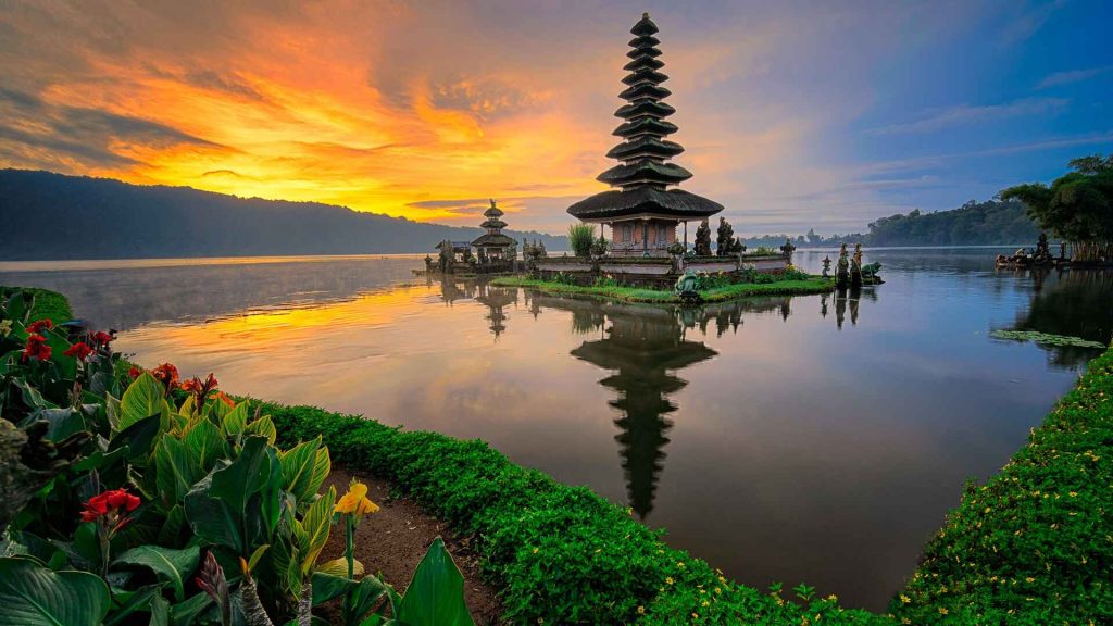 temple_in_water_with_reflection_bali_indonesia_pura_ulun_danu_bratan_during_sunset_hd_travel (1)