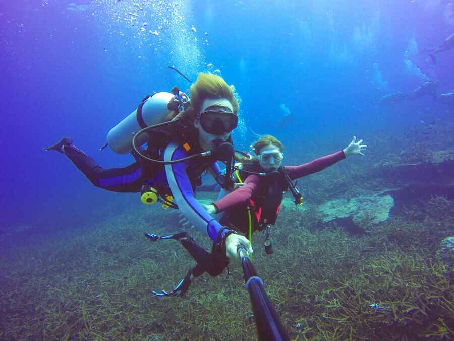 underwater-scuba-diving-selfie-shot-with-selfie-stick_1253-1485