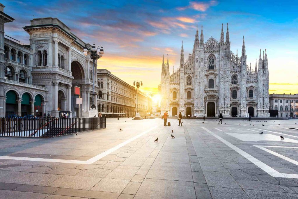 20220119115535-piazza-del-duomo-all-alba-milano-lombardia-shutterstock-1161075943-rid (2)