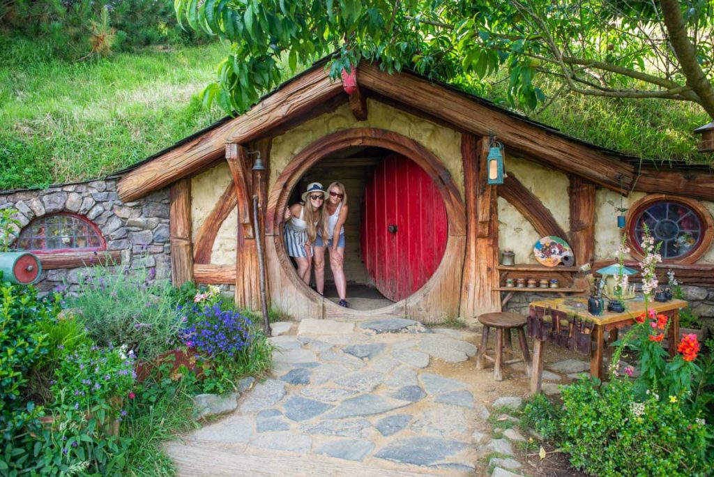 Bailey-and-her-mum-pose-for-a-photo-at-the-Hobbit-hole-you-are-allowed-to-enter-at-Hobbiton-Movie-Set