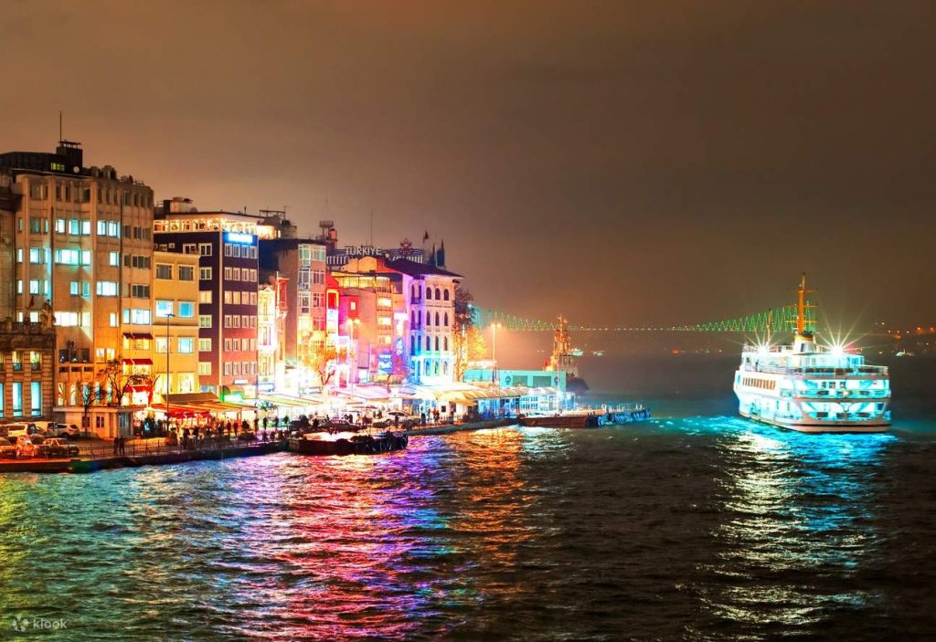 BosphorusStraitEntertainmentandDinnerCruiseinIstanbul