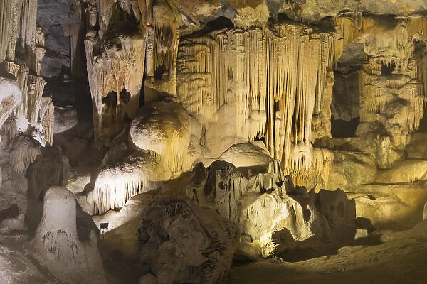 cango-caves-oudtshoorn-western-cape-19423809.jpg